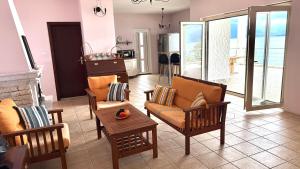 een woonkamer met een bank, stoelen en een tafel bij Seafront Villa Montenegro1 min to the Sea in Baošići +20 foto's