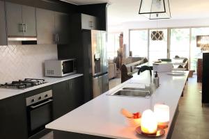 Kuchyň nebo kuchyňský kout v ubytování Cabbage Tree Art House + 13 fotografií