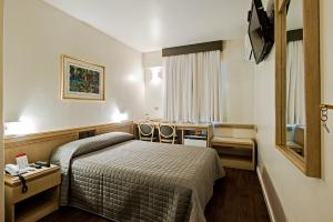 Postel nebo postele na pokoji v ubytování Trevi Hotel e Business