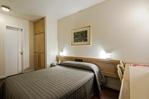 Postel nebo postele na pokoji v ubytování Trevi Hotel e Business