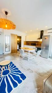 a kitchen with a table and chairs in a room at L'appart Cassis in Cassis