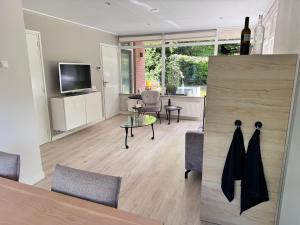 Μια τηλεόραση ή/και κέντρο ψυχαγωγίας στο Bungalow Vlinderstruik - Vakantiepark De Kremmer