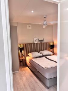 Ένα ή περισσότερα κρεβάτια σε δωμάτιο στο Bungalow Vlinderstruik - Vakantiepark De Kremmer