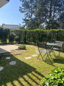 Vonkajšia záhrada v ubytovaní 37m with terrace and garden near the sea