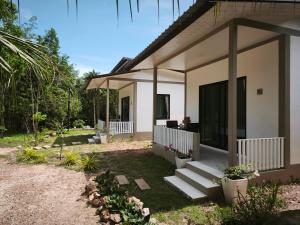 Cette villa offre une vue sur l'avant de la maison. dans l'établissement The Secret Garden Homestay Koh Yao Yai, à Ban Lo Pla Lai (1)