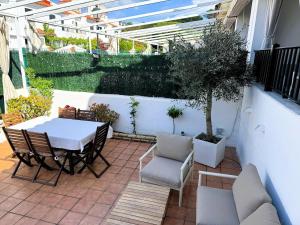 a patio with a table and chairs on a balcony at Casa Mimbre ERENE032 in Cartaya