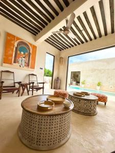 Posezení v ubytování Tulia House Lamu + 37 fotografií