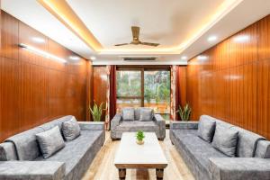 グルガオンにあるTIM Sector 51, ARTEMIS HOSPITAL 1 min walk, FORTIS & MEDANTA 4 mins driveのソファとテーブルのあるリビングルーム