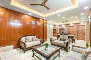 グルガオンにあるTIM Sector 51, ARTEMIS HOSPITAL 1 min walk, FORTIS & MEDANTA 4 mins driveのソファとテーブルのあるリビングルーム +4枚の写真