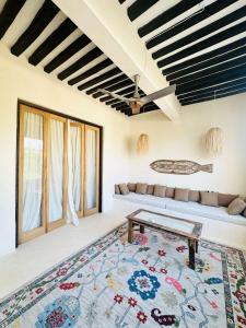 Posezení v ubytování Tulia House Lamu