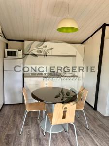 una sala da pranzo con tavolo e sedie di Cottage - Sollies Toucas a Solliès-Toucas