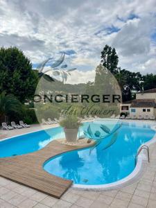 una piscina con un cartello che recita "Anteater Hotel Anaheim" di Cottage - Sollies Toucas a Solliès-Toucas