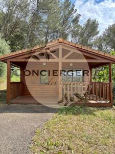 un grande garage di legno con un cartello sopra di Cottage - Sollies Toucas a Solliès-Toucas