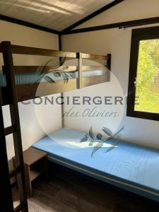 un letto a castello in una stanza con una finestra di Cottage - Sollies Toucas a Solliès-Toucas