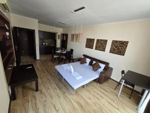 En eller flere senge i et værelse på Sea View Dune Apartment