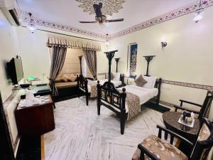 TV o dispositivi per l'intrattenimento presso Umaid Mahal - A Heritage Style Boutique Hotel