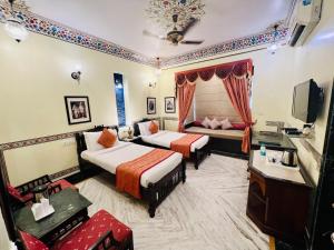 Letto o letti in una camera di Umaid Mahal - A Heritage Style Boutique Hotel