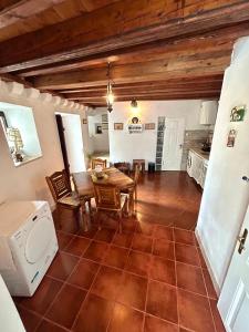 Cucina o angolo cottura di Charming Bohemian house in Perast