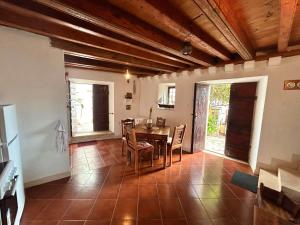 una sala da pranzo con tavolo e sedie di Charming Bohemian house in Perast a Perast