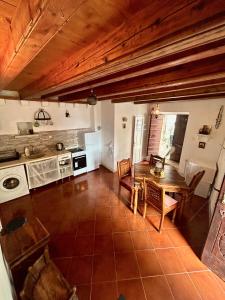 Cucina o angolo cottura di Charming Bohemian house in Perast