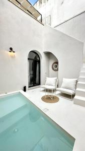 Poolside Paradise in Puglia - Il Dolce di Lecce في ليتشي: منزل فيه مسبح وسط ساحة