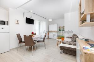 Kuchyň nebo kuchyňský kout v ubytování Apartmani Lesjak