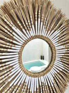 Poolside Paradise in Puglia - Il Dolce di Lecce في ليتشي: مرآة دائرية في حمام مع حوض استحمام