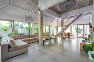 ein Wohnzimmer mit Sofa und Tisch in der Unterkunft Villa Oberoi in Seminyak