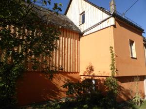 a large building with a tree in front of it at Upcycling Ferienhaus in Roth