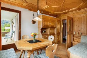 eine Küche mit Holztisch und ein Esszimmer in der Unterkunft Jordis in Vandans + 21 Fotos