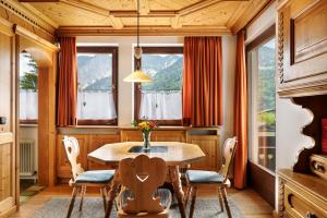 ein Esszimmer mit einem Holztisch und Stühlen in der Unterkunft Jordis in Vandans
