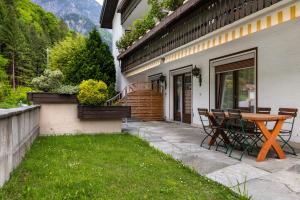 Ein allgemeiner Bergblick oder ein Berglick von der Ferienwohnung aus