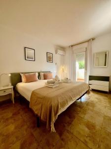 Postel nebo postele na pokoji v ubytování Lovely Sea and Garden View Apartment Benalbeach + 12 fotografií