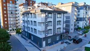 een uitzicht op een gebouw in een stad bij Kaya Hotel SAW in Istanbul