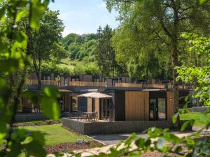 a house with a courtyard with a table and an umbrella at Resort Walsdorf in Tandel
