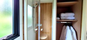 Salle de bains dans l'établissement La Luna - Tiny House Spa - Romantique & Nature