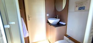 Salle de bains dans l'établissement La Luna - Tiny House Spa - Romantique & Nature