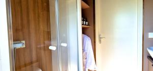 Photo de la galerie de l'établissement La Luna - Tiny House Spa - Romantique & Nature, à Saint-Yan