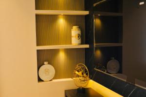 un baño con un estante con productos. en Splendor Penthouse By Stayvia, en Karachi