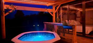 Photo de la galerie de l'établissement La Luna - Tiny House Spa - Romantique & Nature, à Saint-Yan