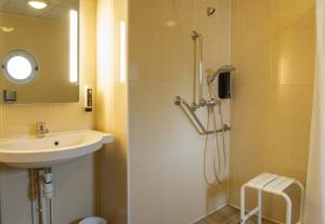 Koupelna v ubytování B&B HOTEL Saint-Quentin + 37 fotografií