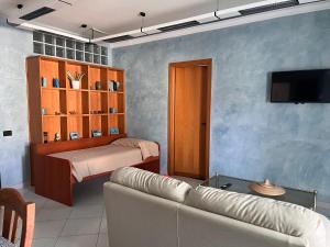 Televízia a/alebo spoločenská miestnosť v ubytovaní Webus Apartments