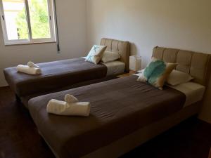 a room with two beds and a couch at Apart 2 quartos, 350m praia Olhos d'Água, F in Olhos de Água