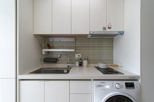 Una cocina o zona de cocina en Urbanstay Myeongdong