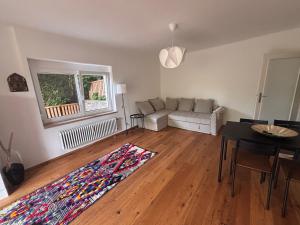Posezení v ubytování Cozy Apartment with Garden in Graz Free Parking