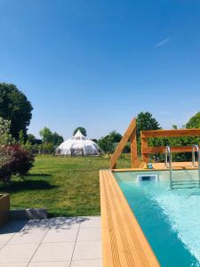 Bazén v ubytování Luxe Glamping Moonlight nebo v jeho okolí