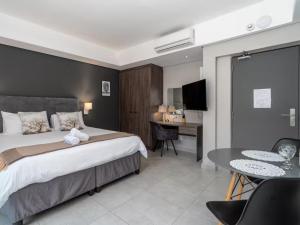 Un dormitorio con una cama, una mesa y un escritorio. en Cape Town Self-Catering, en Ciudad del Cabo