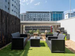 un patio con sillas, una mesa y una parrilla en Cape Town Self-Catering, en Ciudad del Cabo