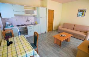 Una cocina y una sala de estar con una mesa y un sofá. en Villa Jano by Villas Guide, en Banjol