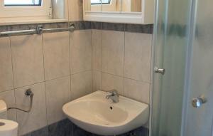 un baño con lavabo y ducha en Villa Jano by Villas Guide, en Banjol 4 fotos más